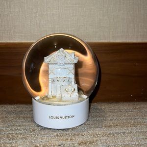 Louis Vuitton snow globe. It is brand new, no scratches or scrapes.